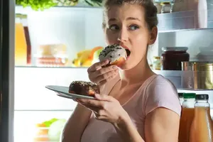 Những thói quen làm tăng cholesterol và cách khắc phục