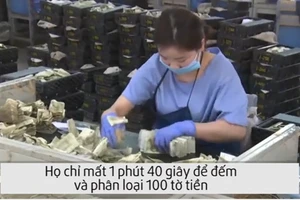 Nữ nhân viên đếm tiền nhanh như máy ở Trung Quốc