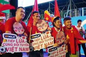 Thắng ngược Indonesia 2-1, cổ động viên TP.HCM vỡ òa 