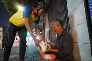 Ấm lòng món quà Noel sớm cho người vô gia cư