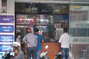 Hàng quán, cửa hiệu ngày đầu thực hiện chỉ thị của Thủ tướng