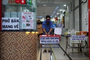Chùm ảnh dùng ròng rọc bán phở để tránh dịch COVID-19