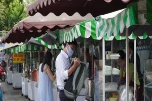 Ngày đầu nới lỏng giãn cách xã hội: Vui nhưng không chủ quan