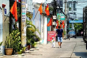 Nhiều đường ở TP.HCM rực rỡ cờ Tổ quốc mừng lễ Quốc khánh
