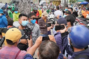 Nghệ sĩ Chí Tài qua đời: YouTuber náo loạn trước nhà tang lễ