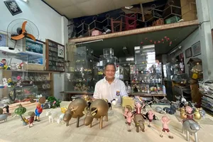 Ông giáo 'già' biến vỏ trứng thành trâu vàng đón tết Tân Sửu