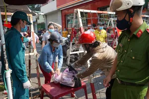 Tặng quà Tết cho người dân tại khu vực phong tỏa Mả Lạng