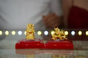 Độc đáo: ‘Săn’ linh vật trâu vàng ngày vía Thần Tài