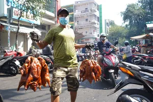 Ảnh: Xếp hàng dài mua heo quay ngày vía thần tài