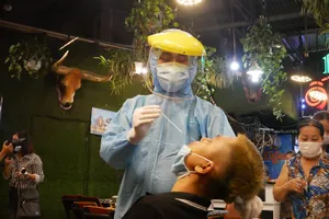 Đang nhậu thì bất ngờ được lấy mẫu xét nghiệm COVID-19