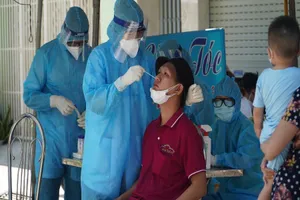Cận cảnh lấy mẫu 300 người nơi con trai ca mắc COVID-19 sống