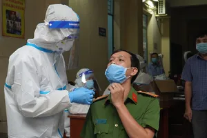 Gấp rút lấy mẫu xét nghiệm COVID-19 150 người trong tổ bầu cử