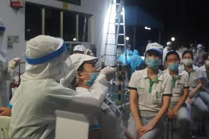 TP.HCM: Xét nghiệm COVID cho hơn 30.000 công nhân trong đêm