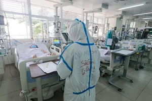 Video: Cận cảnh y bác sĩ Chợ Rẫy giành giật sự sống cho bệnh nhân COVID-19 nặng 