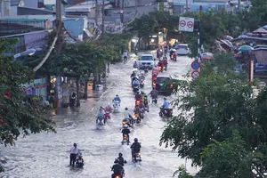 Người dân Sài Gòn lội nước về nhà sau giờ tan tầm