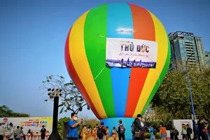 Người dân TP.HCM háo hức chiêm ngưỡng ngày hội khinh khí cầu 