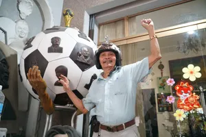 Chiếc nón bảo hiểm, quả bóng độc nhất vô nhị của cụ ông U80 ở Bình Dương