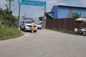 Công an khám xét Trung tâm đăng kiểm 50-13D ở Bình Chánh 