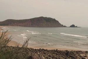 Phát hiện 6 đôi dép trẻ em trên bờ biển nhưng cứu hộ mới tìm thấy 2 thi thể 