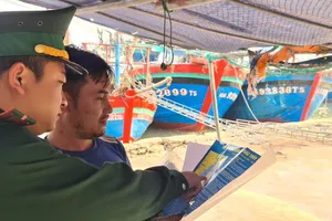Cán bộ đồn Biên phòng Quỳnh Phương trực tiếp đến tàu tuyên truyền cho ngư dân