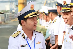 Hải quân hỗ trợ ngư dân vươn khơi, bám biển ở Trường Sa