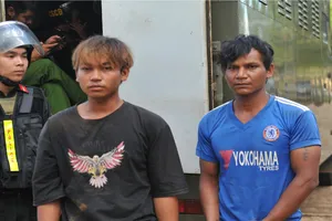 Bàn giao 3 người bị bắt làm con tin trong vụ tấn công trụ sở xã ở Đắk Lắk