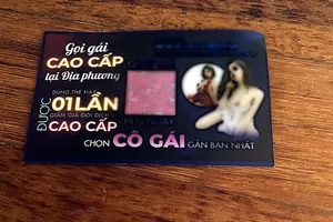 Bắt nhóm thanh niên phát tờ rơi 'Gọi gái cao cấp' tại Phan Thiết