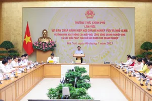 Thủ tướng: Tiếp tục hạ lãi suất cho vay để hỗ trợ doanh nghiệp