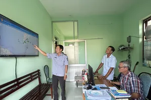 Lực lượng kiểm ngư giám sát các tàu cá đang đánh bắt ngoài khơi