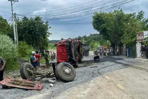 Phú Yên: Xe tải tông vào vách núi, tài xế bị thương nặng