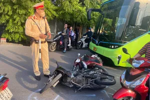 Hà Nội: Va chạm ô tô liên hoàn, tuyến đường qua cầu Chương Dương ùn tắc kéo dài