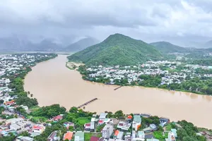 Cầu gỗ Phú Kiểng bắc qua sông Cái ở Nha Trang bị lũ cuốn trôi