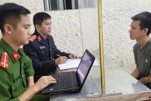 Khởi tố kẻ dùng kéo tấn công thượng úy công an