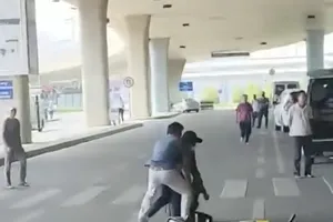 Hai thiếu niên phóng xe máy với tốc độ nhanh trong ga quốc tế rồi va chạm với ô tô