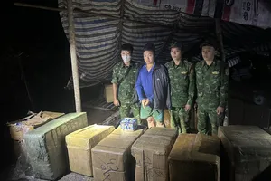 Bắt giữ hai vụ vận chuyển pháo lậu