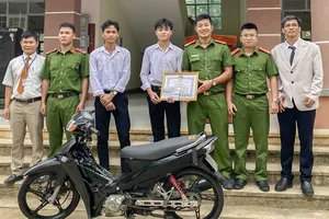 Học sinh lớp 11 truy đuổi hơn 10 km bắt nghi phạm trộm xe máy