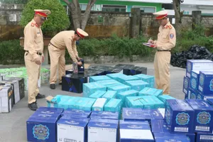  1 xe tải chở hơn 1.600 chai rượu ngoại Chivas, Black Label...