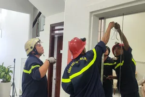 Cứu 5 người kẹt trong thang máy một spa ở Gò Vấp