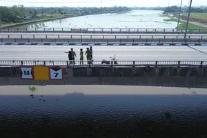 Bỏ lại xe máy, người đàn ông nhảy cầu Tân An