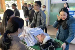 Sập trần gỗ lớp học, nhiều học sinh, giáo viên bị thương nặng