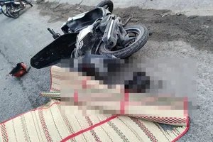 Tự tông vào phía sau xe đầu kéo, người phụ nữ lái xe máy tử vong