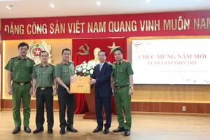 Chủ tịch nước Võ Văn Thưởng thăm, chúc Tết cán bộ, chiến sĩ Công an TP.HCM