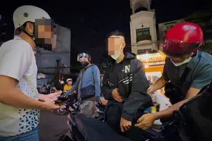 Tổ 363 quận Bình Thạnh tuần tra, kiểm tra với những người nghi vấn trên các tuyến đường thuộc địa bàn. Ảnh: CA
