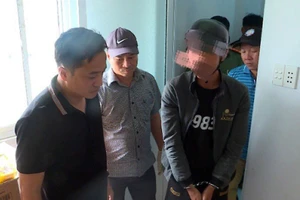 Thiếu tướng Mai Hoàng, Phó Giám đốc Công an TP.HCM; Thượng tá Phạm Đình Ngọc, Trưởng Công an quận 12, trực tiếp kiểm tra hiện trường địa điểm sản xuất ma túy nước vui (từ trái qua phải).
