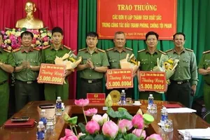 Trên đường tháo chạy, hai kẻ cướp tiếp tục giật dây chuyền vàng