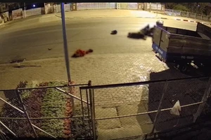 Đang quét rác, nữ lao công bị xe máy tông chấn thương sọ não