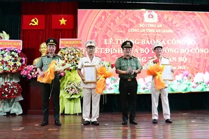 Trao quyết định của Bộ trưởng Bộ Công an cho các cán bộ. Ảnh: Báo Chính phủ