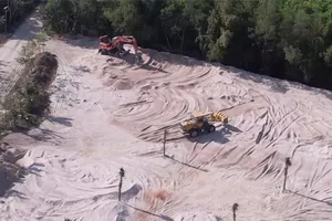 Xe cuốc, máy cày rút khỏi 'công trường sa tặc' ở Bình Thuận