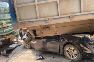 Công an thông tin vụ tai nạn khiến ô tô con bẹp dúm dưới gầm xe tải