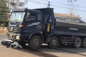 Camera ghi cảnh 2 mẹ con bị xe tải tông tại ngã tư